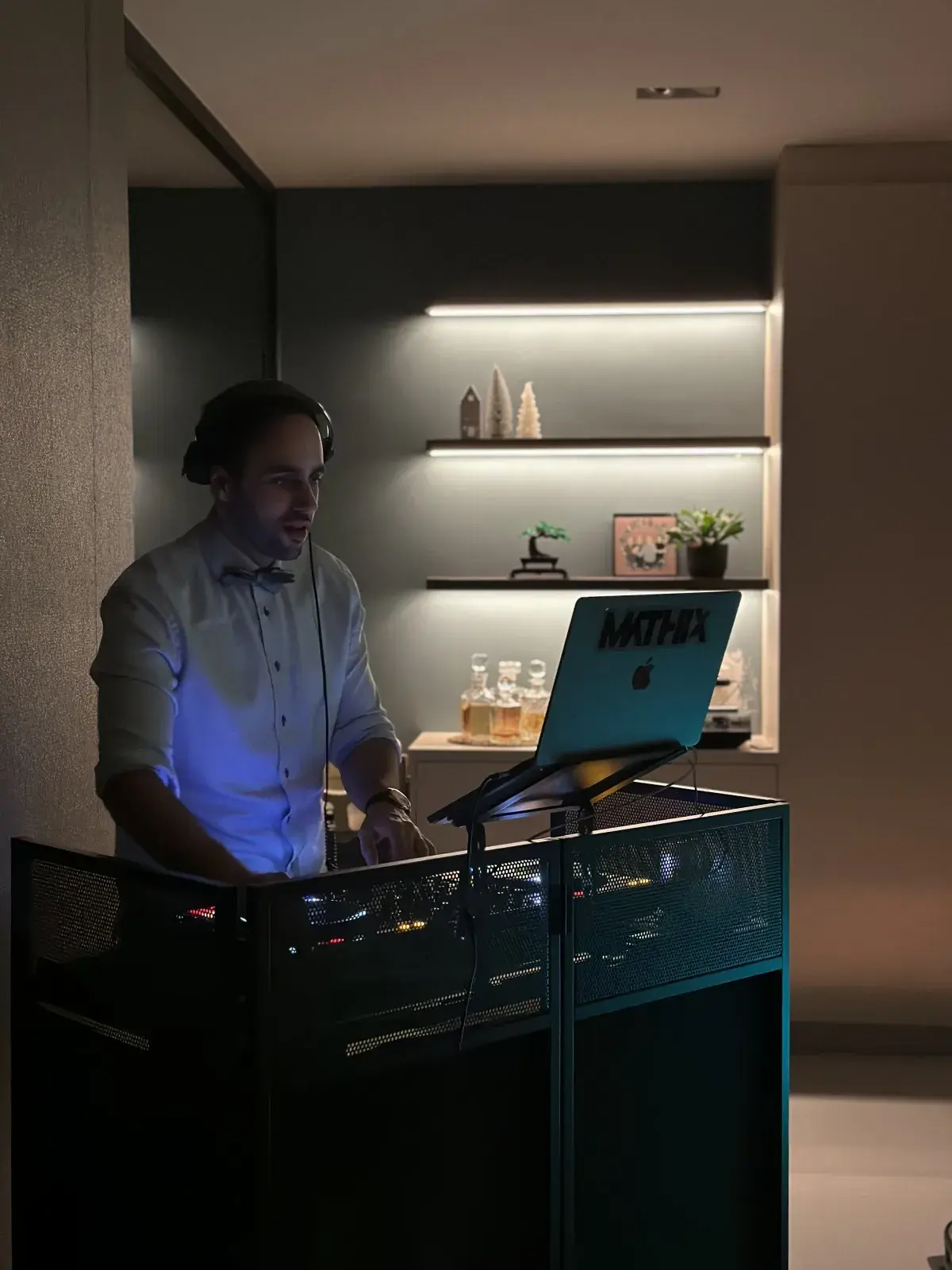 DJ Mathix mixt op intiem privéfeest