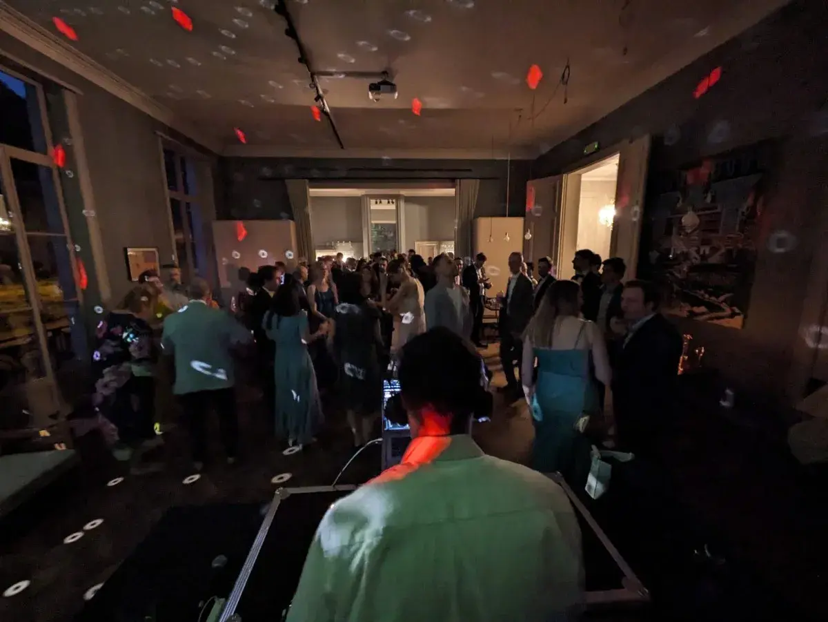 Gasten dansen op elegante receptie met lichteffecten