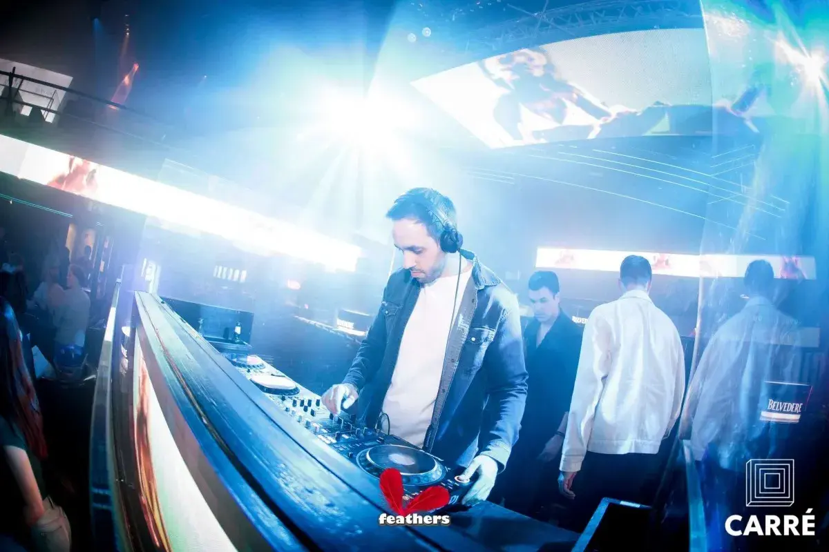 DJ Mathix mixt @ Feathers Carré met blauwe spots