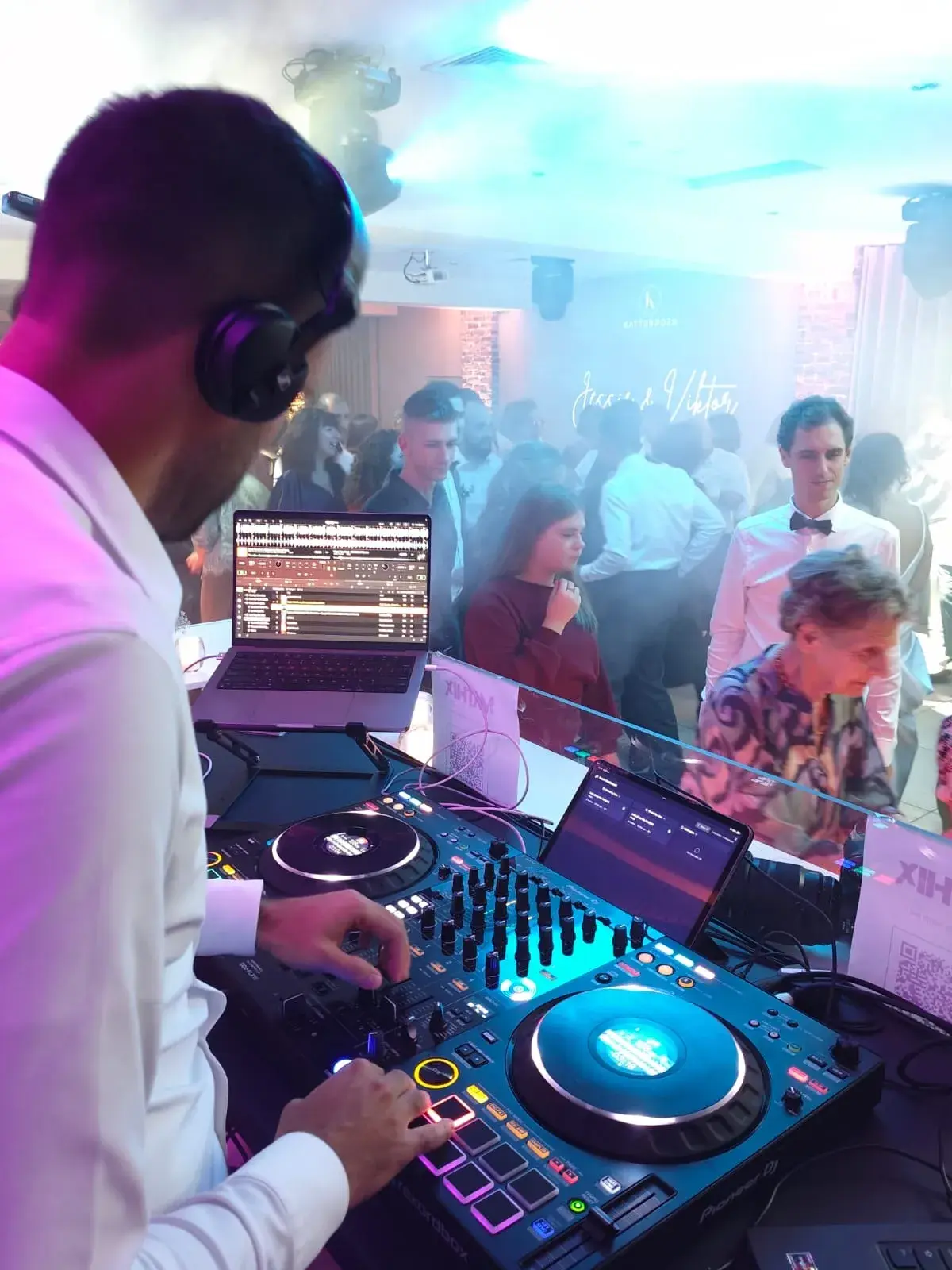 DJ Mathix mixt op Pioneer setup op trouwfeest